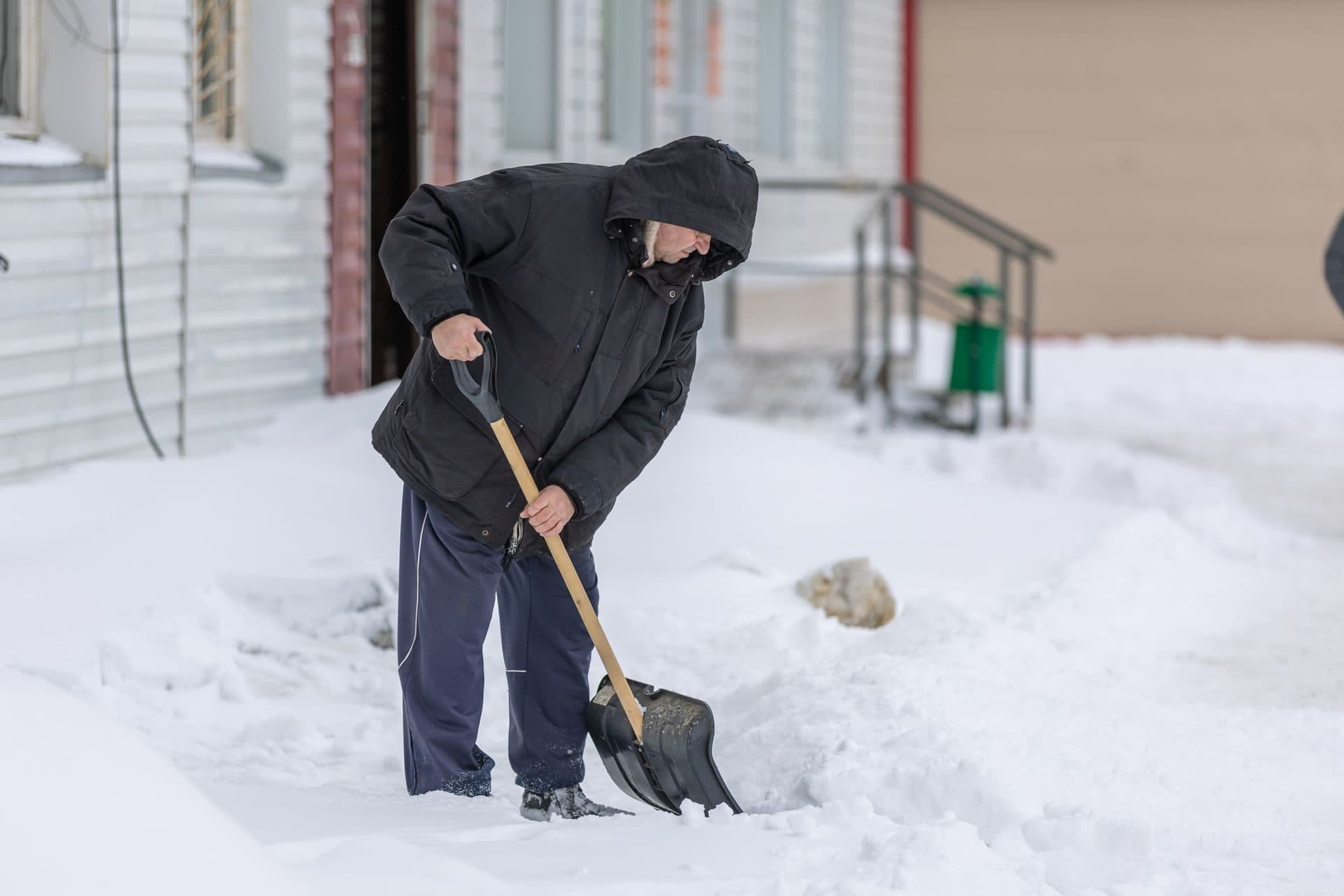 Snow clearing in front of a building entrance