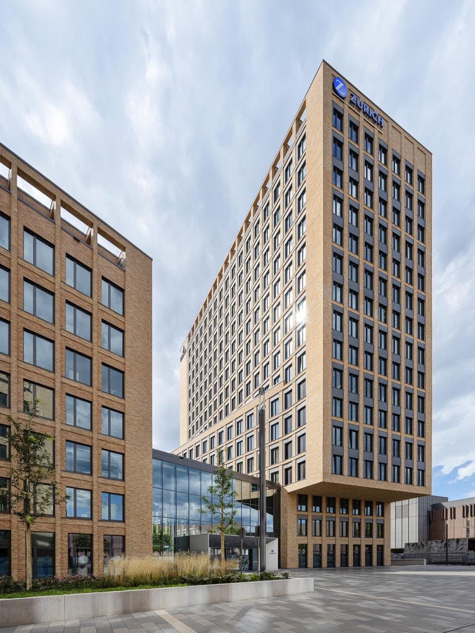 Glass and facade cleaning at the Zurich Campus in Cologne-Deutz