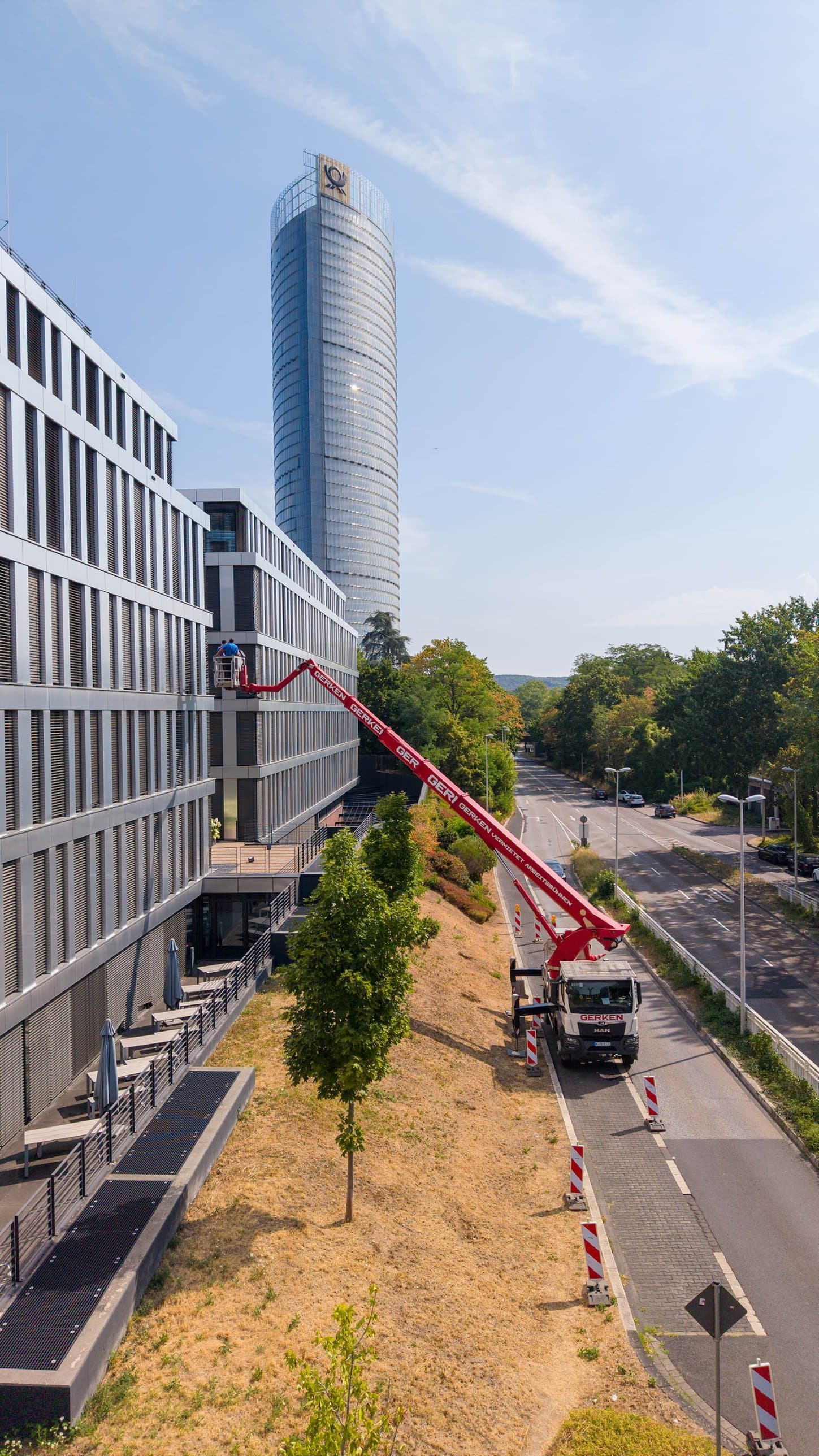 Façade cleaning with an aerial work platform at the Huawei site in Bonn